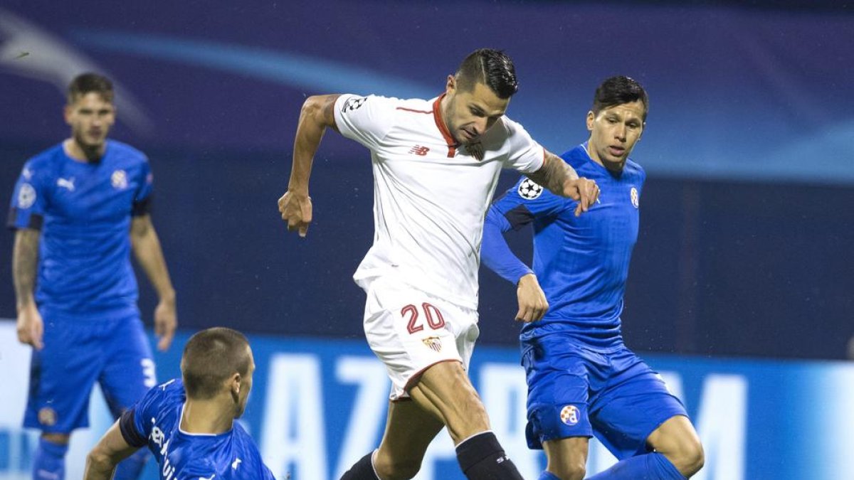 Vitolo disputa la pilota amb Sigali i Bojan Knezevic.