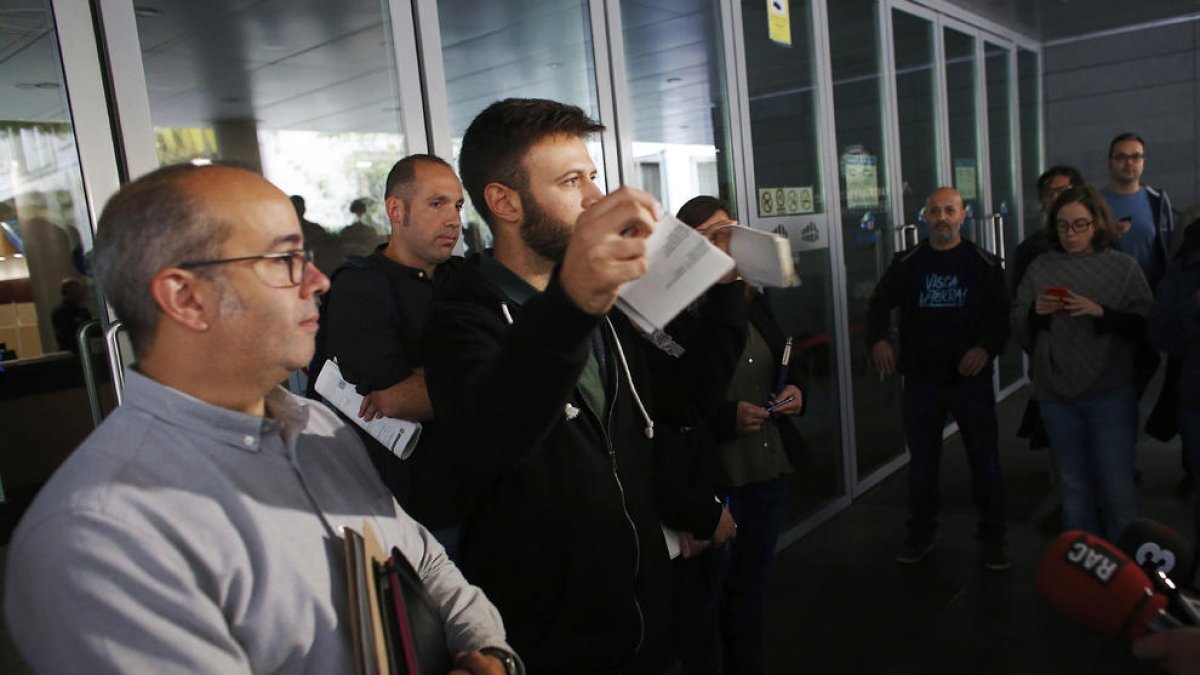 Els regidors en el moment de trencar la notificació.