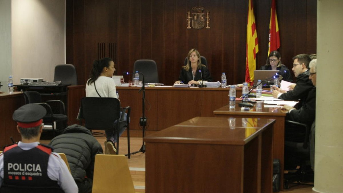 Moment en què ahir va declarar Lucía García, mare de la jove assassinada, mentre l’acusat estava assegut al darrere en el judici.