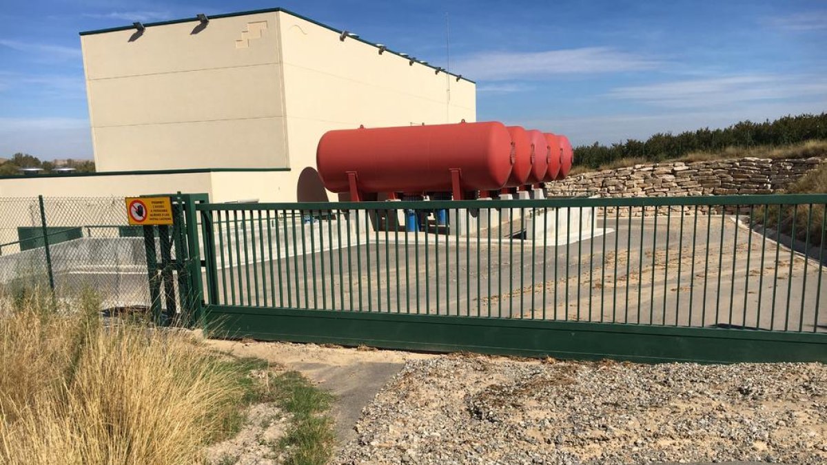 L’estació de bombatge, sense subministrament elèctric i en desús, situada entre Aitona i Seròs.