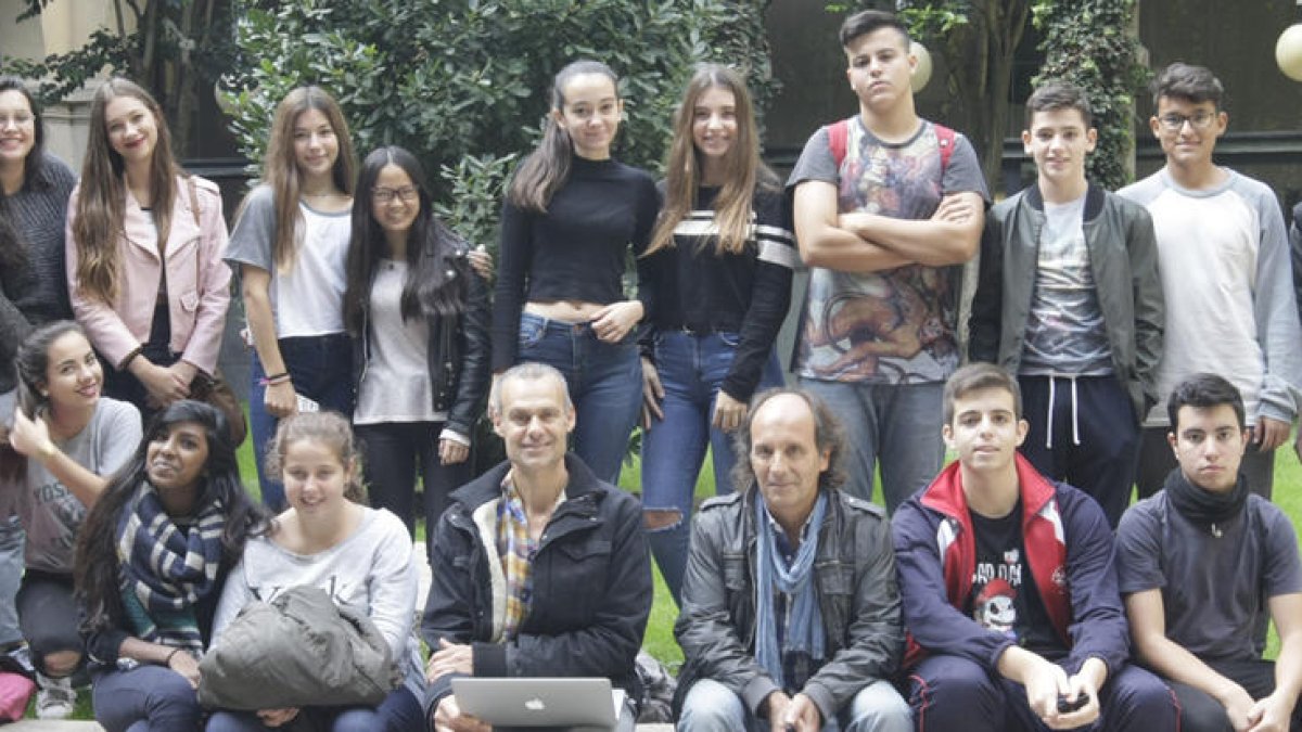 Els professors Ramon Llanes i Xavier Jauset, ahir al claustre de la UdL amb els alumnes participants en aquesta singular gimcana musical.