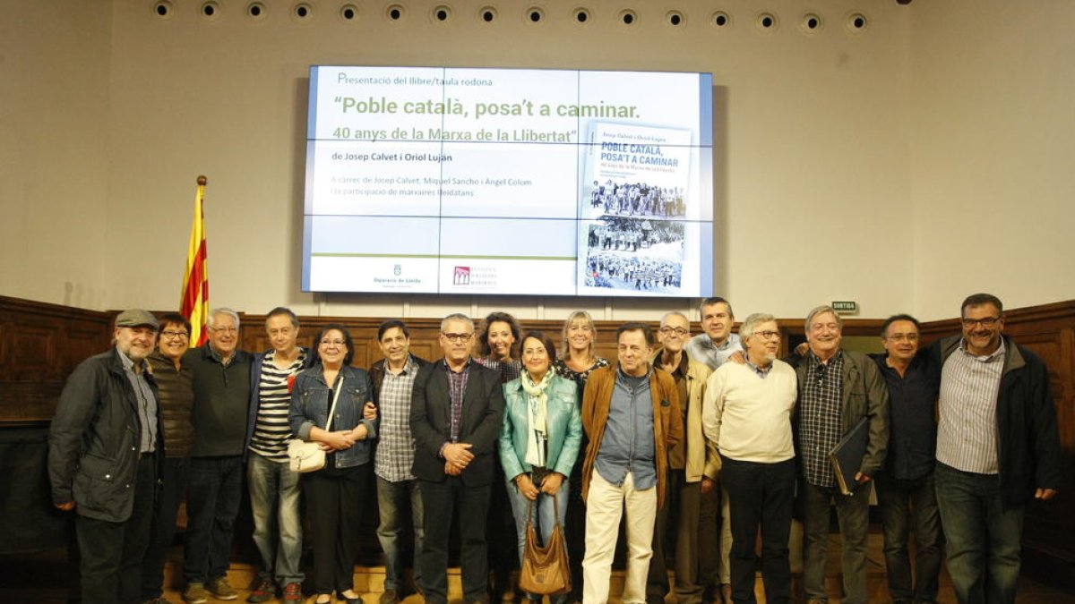 Participants lleidatans en la Marxa de la Llibertat del 1976, ahir abans de la presentació del llibre.