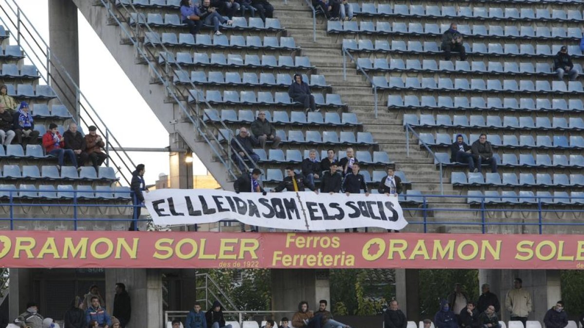 Seguidors del Lleida van mostrar aquesta pancarta durant el partit de diumenge passat davant del Cornellà.