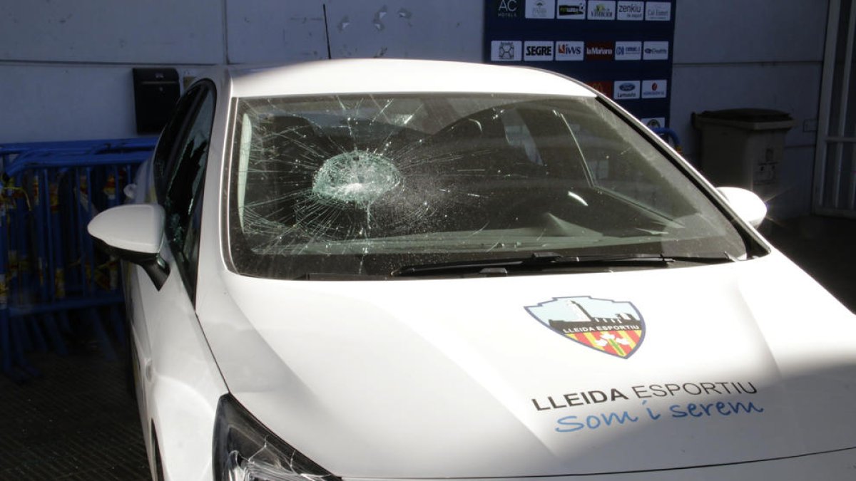 Imagen del vehículo en el que causaron destrozos en la luna delantera y en el lado del copiloto.