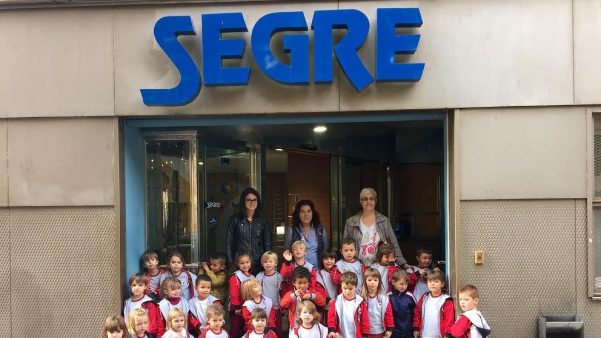 Alumnes i mestres davant les instal·lacions de SEGRE