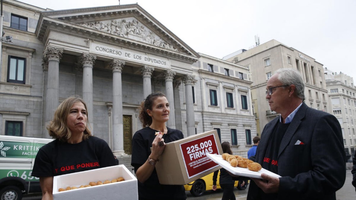 Activistes contra el desaprofitament de menjar ahir al Congrés.