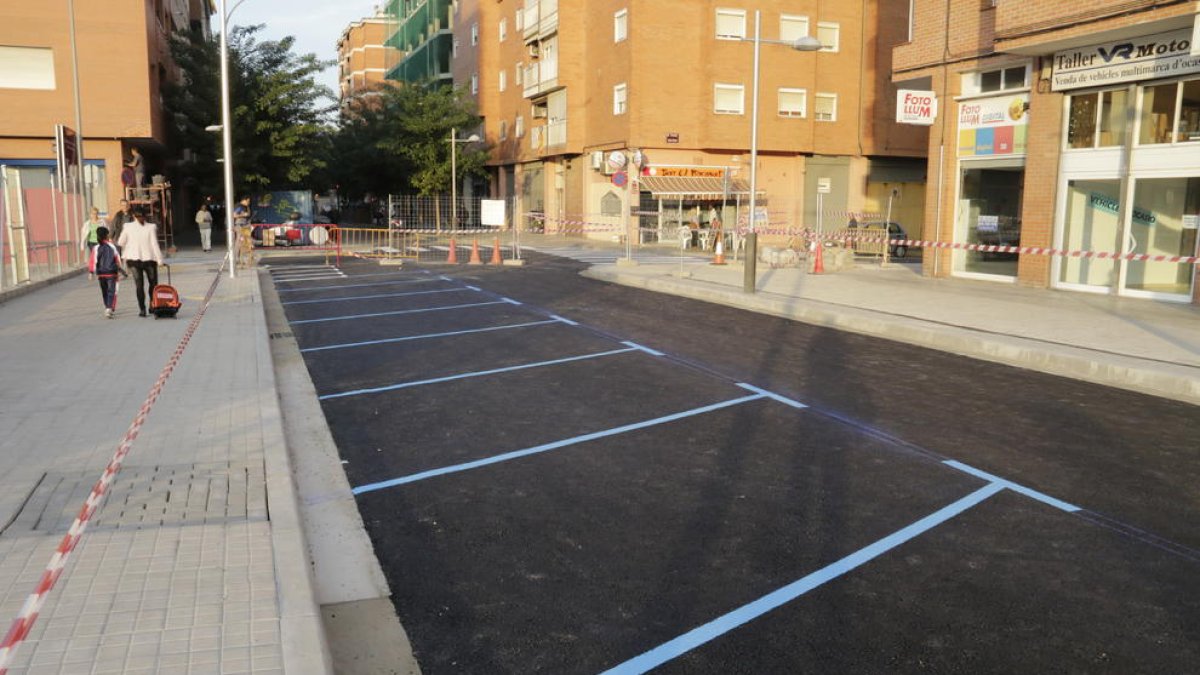 Les noves places de zona blava al tram alineat del carrer Camí de Corbins.