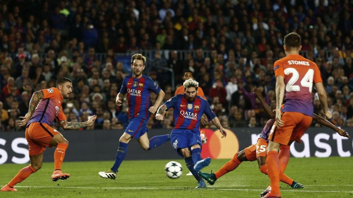 Messi dispara a porta en la jugada del 2-0 i segon gol en el seu compte particular. Va ser un xut ajustat al pal al qual no va arribar Bravo.