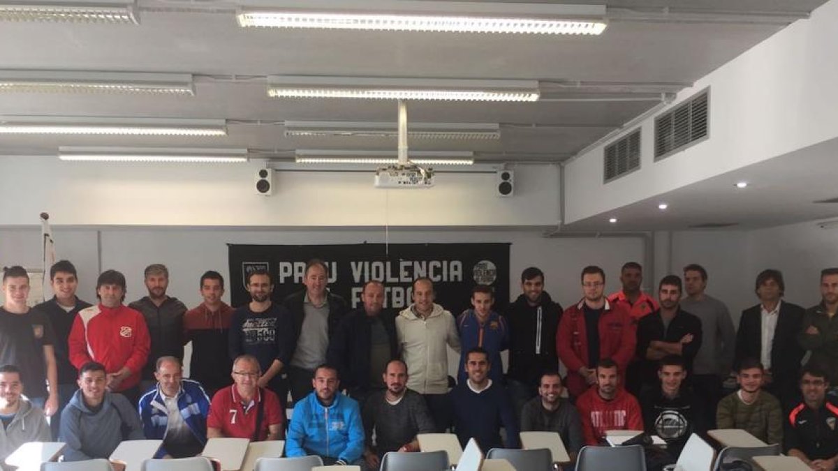 Directius de la delegació territorial de la Federació Catalana de Futbol a Lleida i el professorat dels cursos d’entrenadors durant la presentació.