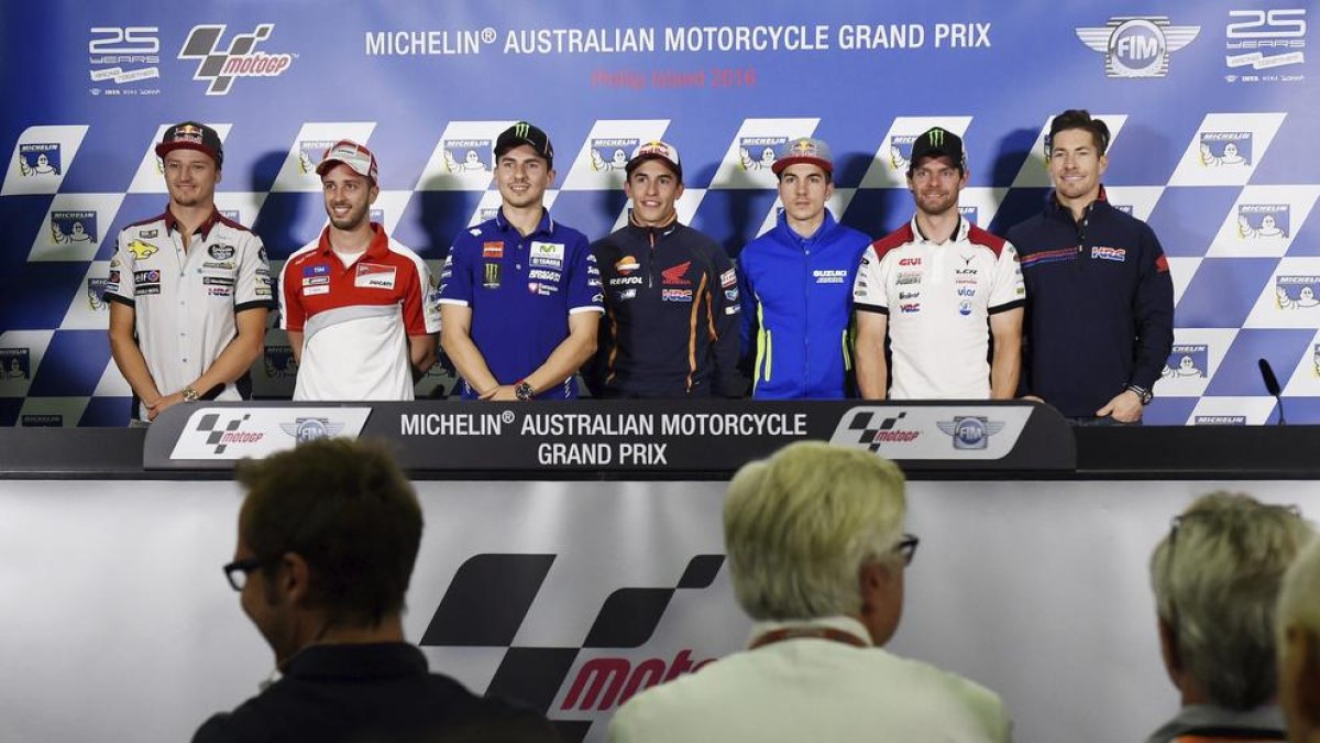 Diversos pilots, entre ells Màrquez, posen durant la roda de premsa, a la qual no va assistir Rossi.