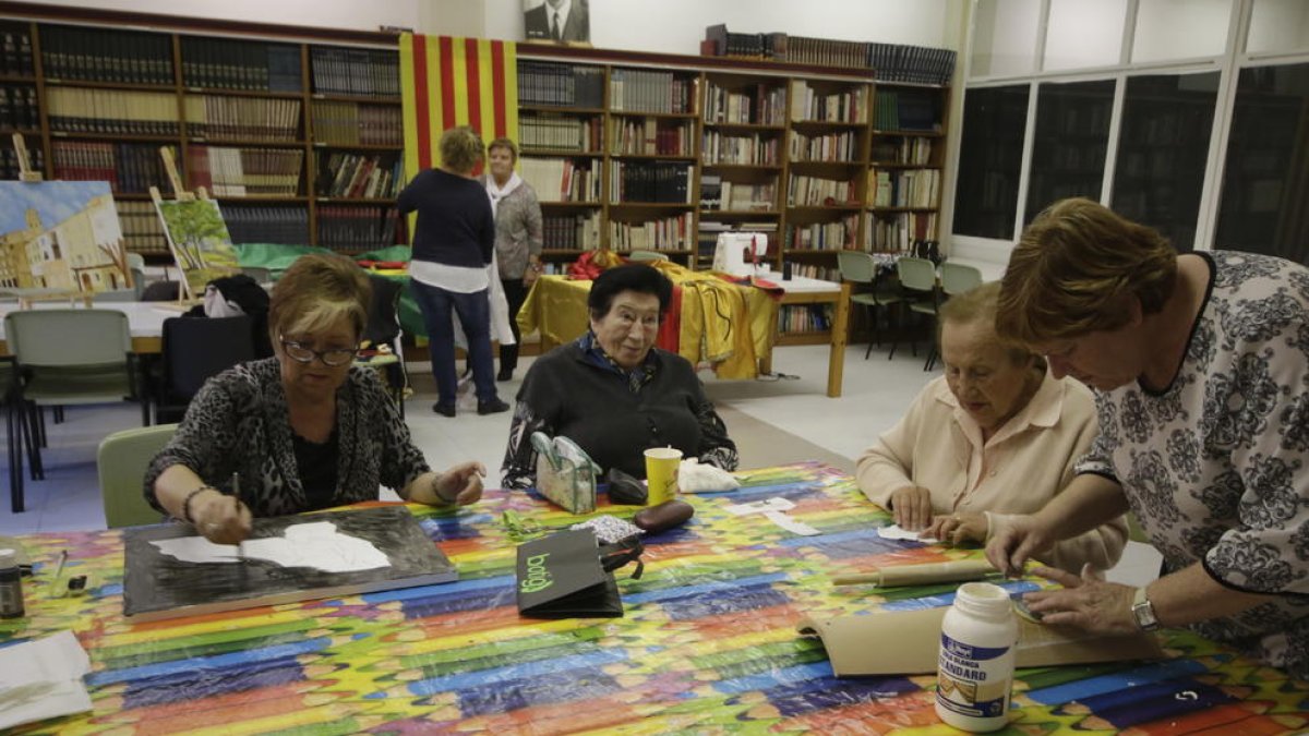 Participants en un taller de manualitats, ahir a la biblioteca del local social de Cappont.