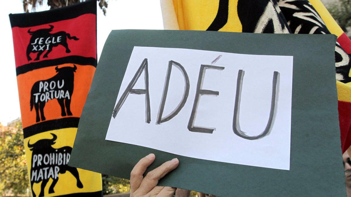 Protesta d’antitaurins davant de la Monumental de Barcelona el dia de l’última corrida, el 2011.