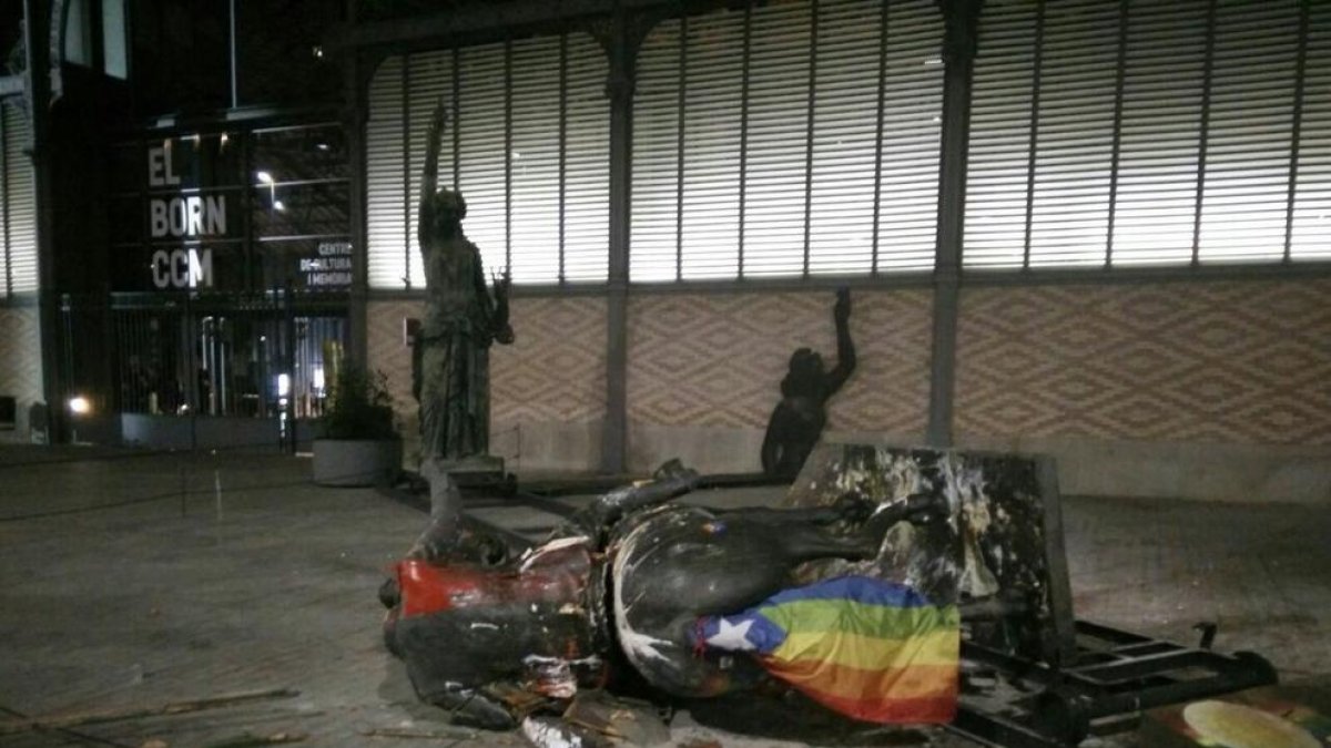 Imatge de l’estàtua tombada de Franco ahir a la nit per uns desconeguts.