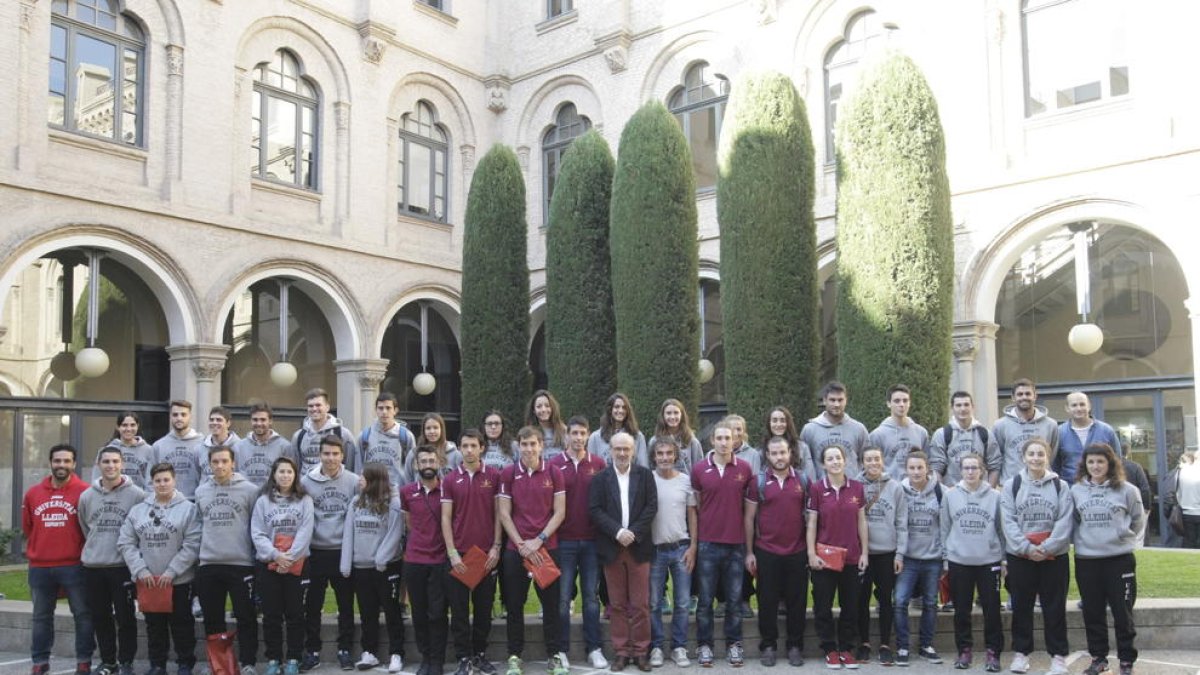 Els medallistes universitaris posen després de la recepció que es va celebrar ahir al claustre de la Pensativa del Rectorat.