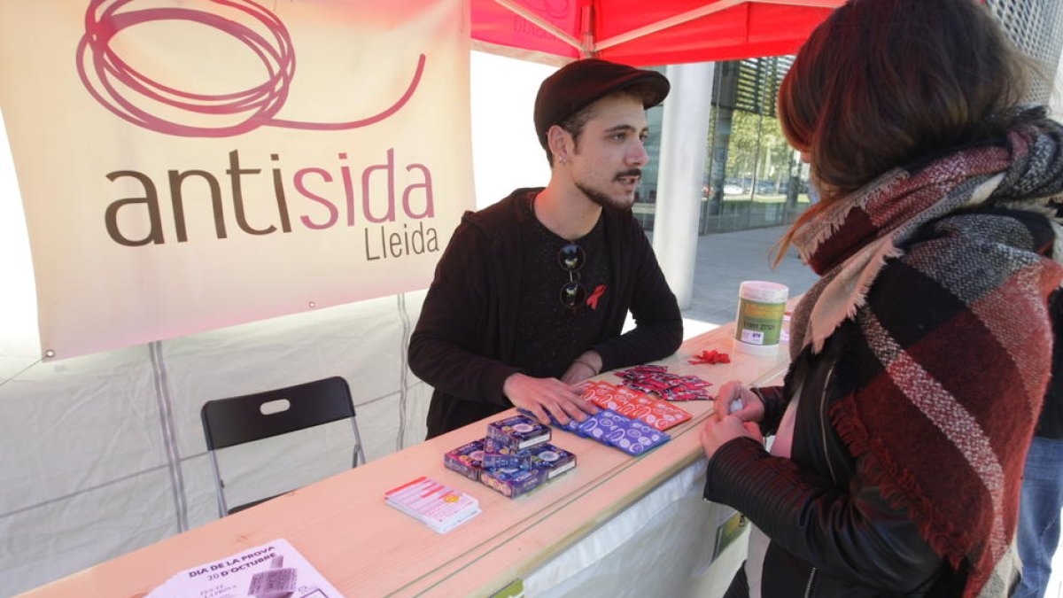 Antisida de Lleida va instal·lar ahir dos estands informatius.