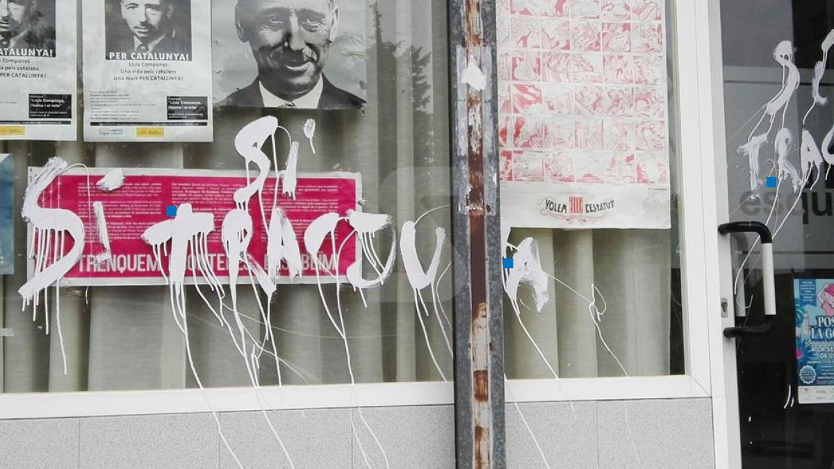 ERC denuncia pintades a la seua seu de les Borges Blanques