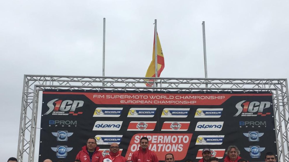 Els integrants de les dos seleccions espanyoles que avui buscaran el podi a Alcarràs.