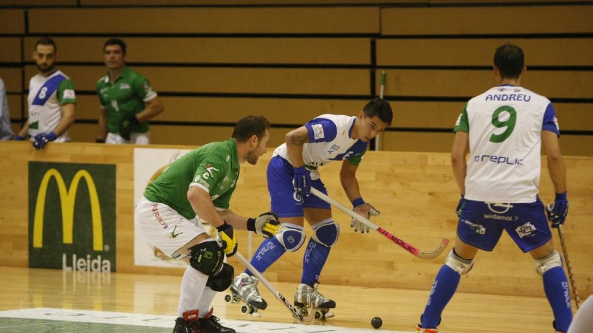 Darío Giménez condueix la bola en el partit davant del Liceo.