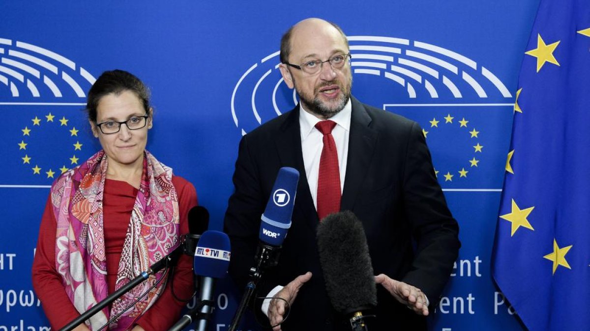 Martin Schulz i la ministra de Comerç canadenc, Chrystia Freeland, ahir al Parlament Europeu.