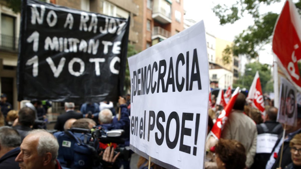 Pancartes de “No a Rajoy”, “Democràcia al PSOE” i “Barons colpistes” es van veure ahir a Ferraz.
