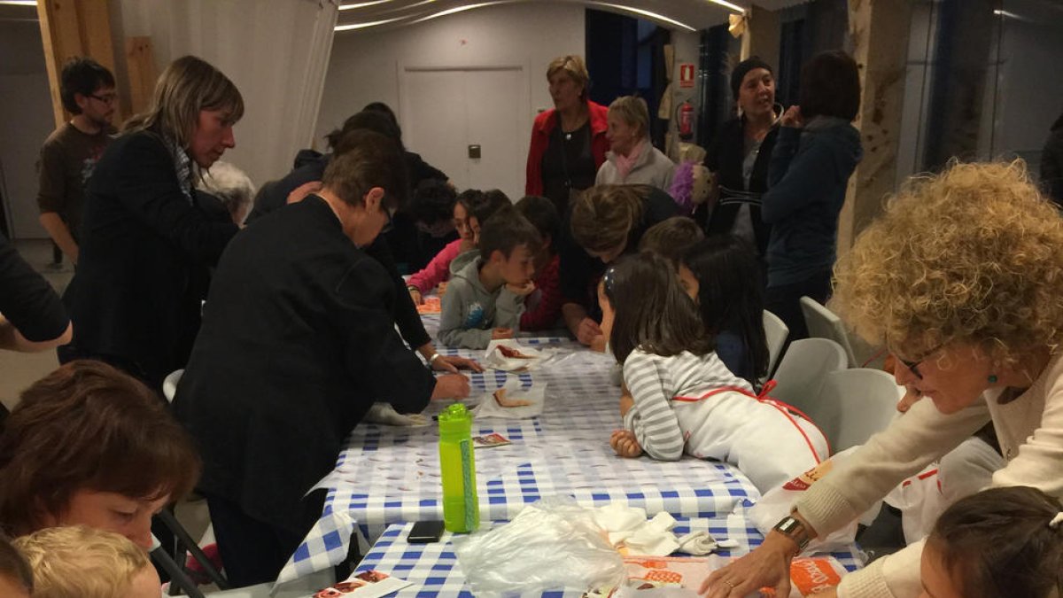 Els petits van gaudir molt fent la seua pròpia girella.