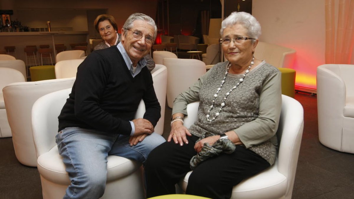 L’actor Joan Pera i Dolors Cos i Pedrós, ahir a la cafeteria Davall del Teatre de la Llotja.