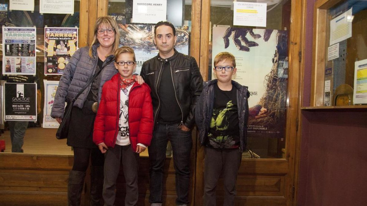 Carlos G. Bayona es va fotografiar amb el públic que va assistir a la projecció d’‘Un monstre em ve a veure’.