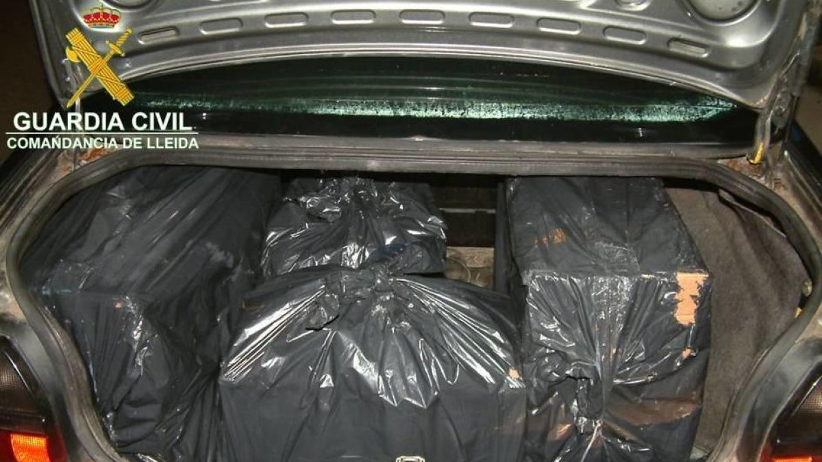 'Caçats' amb 1.500 paquets de tabac de contraban en bosses d'escombraries a Anserall