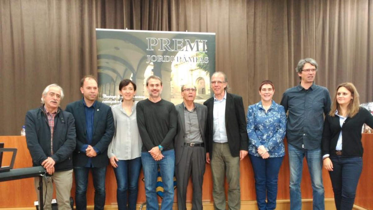Jordi Pàmias, al centre de la imatge, amb el guanyador del premi a l’esquerra, Ricard Gomà.