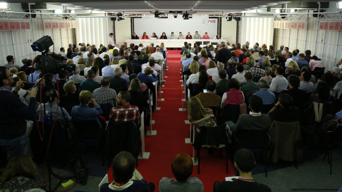 El PSOE acorda l’abstenció a Rajoy i acaba amb deu mesos de bloqueig polític