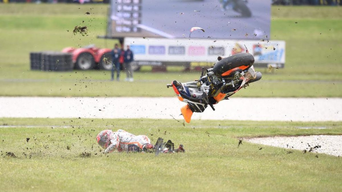 El lleidatà va sortir patinant sobre l’herba de Phillip Island mentre l’Honda volava pels aires.