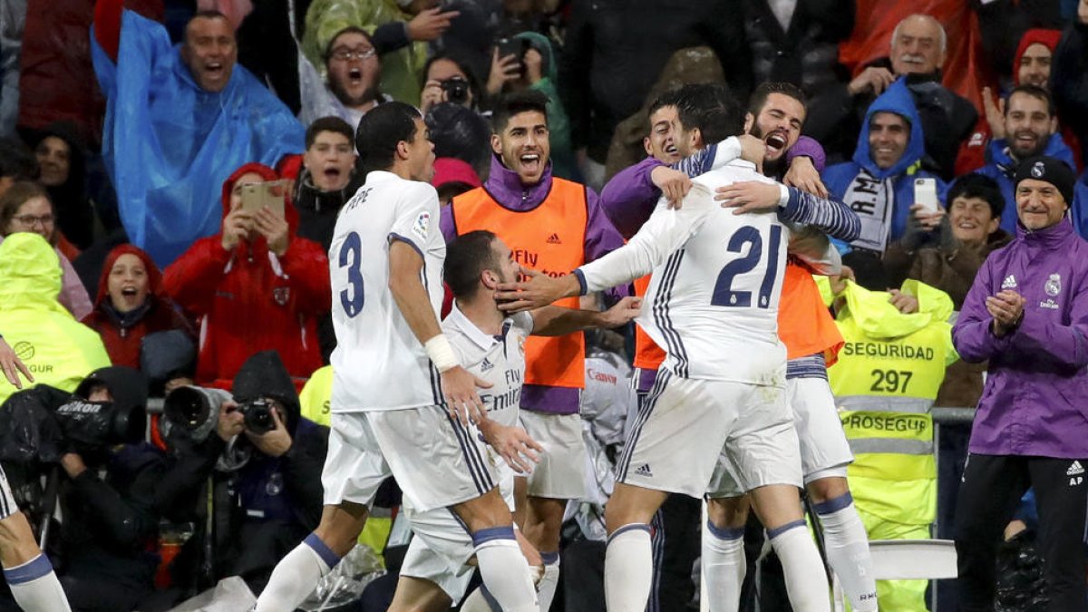 Morata és felicitat pels seus companys després de marcar el segon gol davant de l’Athletic.