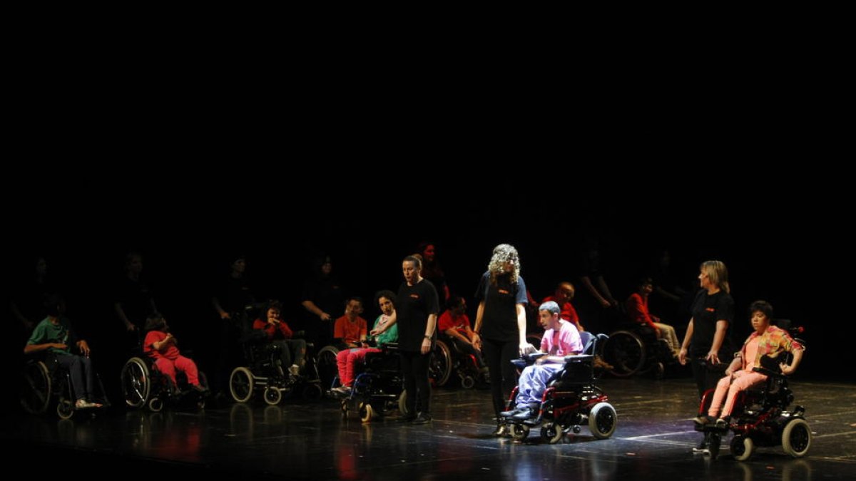 Usuaris d’Aremi van ser actors per un dia en un espectacle multidisciplinari.