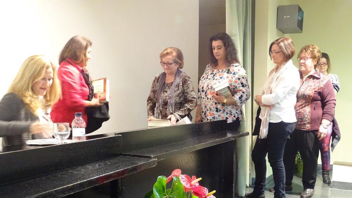 Luz Gabás presenta les seues novel·les a la Tardor Cultural d’Altorricó