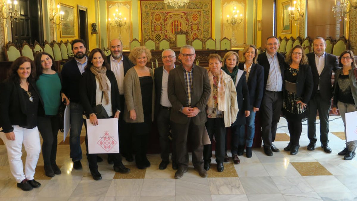 Imatge dels participants, ahir, a la visita per l’ajuntament de Lleida.