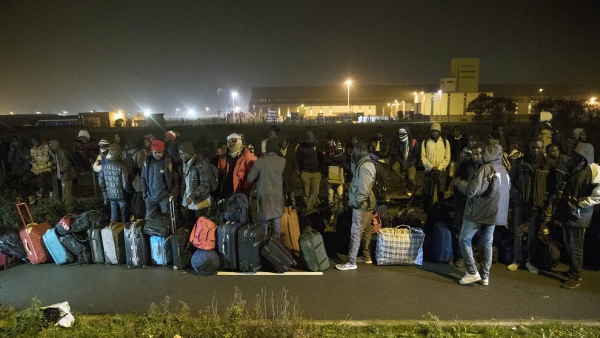 Comença l’evacuació d’immigrants de la ‘jungla’ de Calais