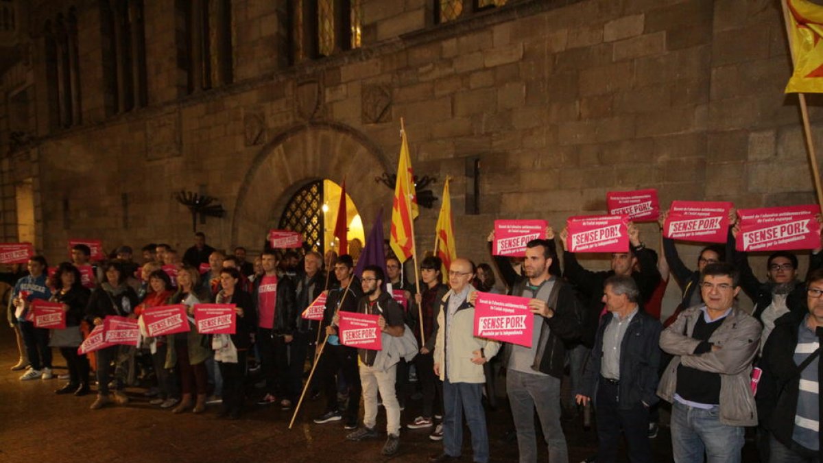 Concentració ahir a la plaça de la Paeria de Lleida en suport del regidor de la CUP de Vic.