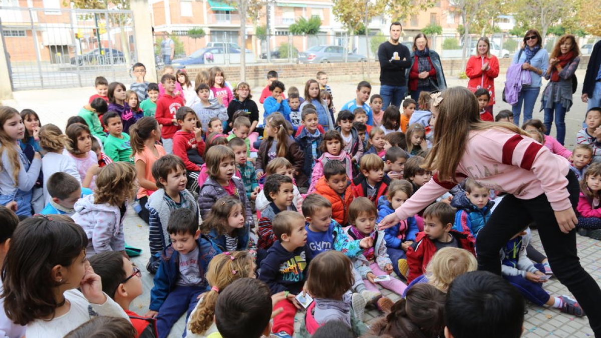 L’acte d’entrega de carnets als alumnes del col·legi.
