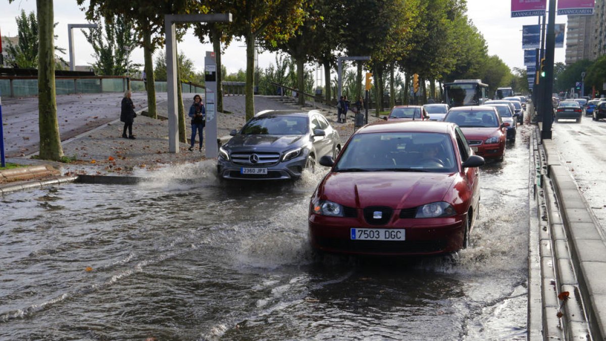 La intensa pluja va inundar diversos carrers de Lleida, com es veu en aquesta imatge presa davant de la passarel·la del Liceu Escolar.