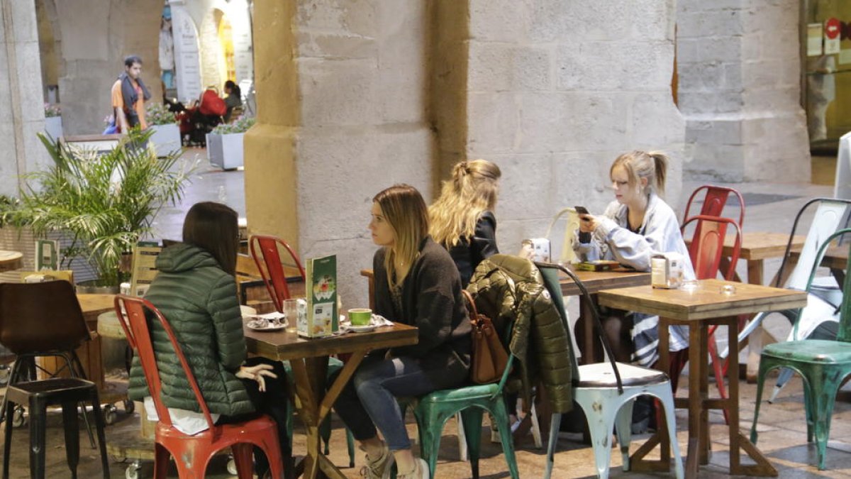 Clients ahir a la terrassa d’un local d’hostaleria de Lleida.
