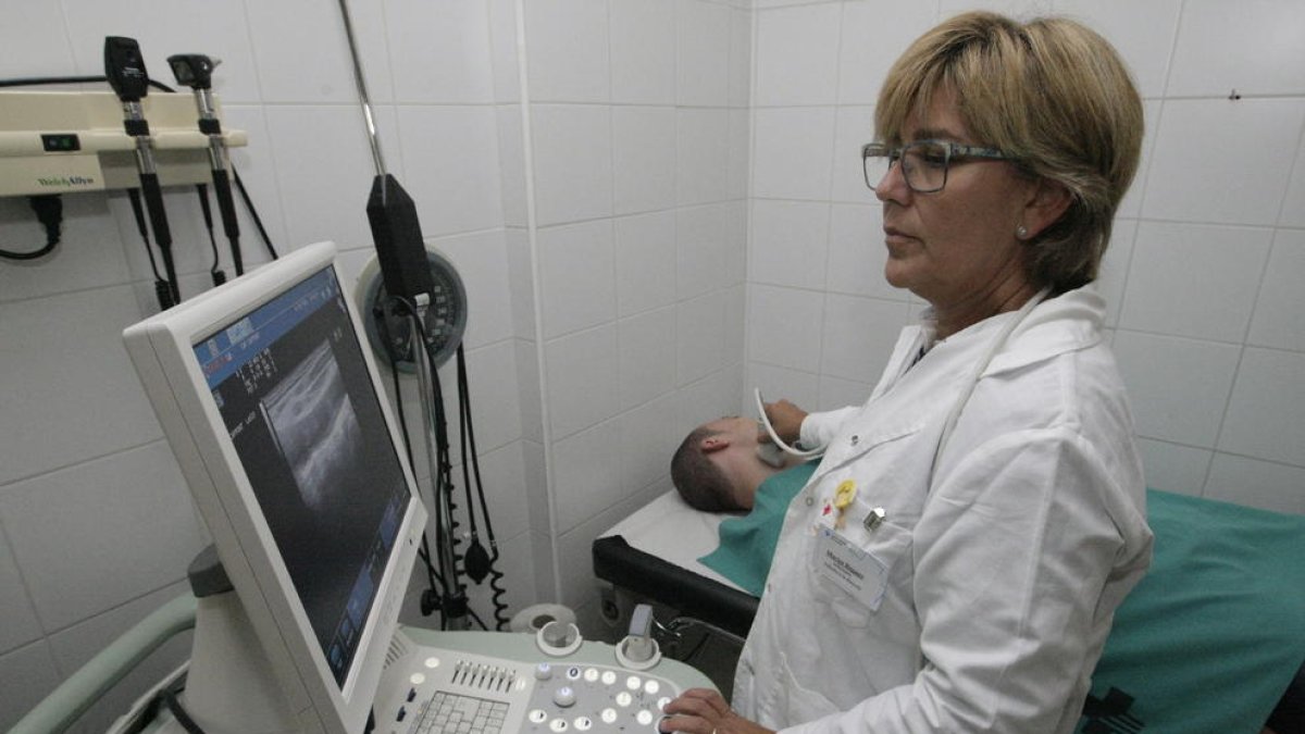 Una infermera del CAP de Cappont, ahir fent una prova.