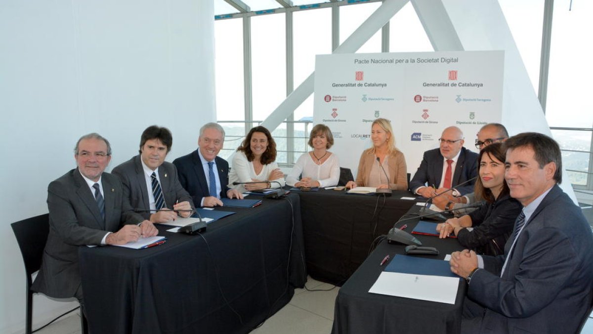 Moment de la firma del pacte nacional a la Torre de Collserola.