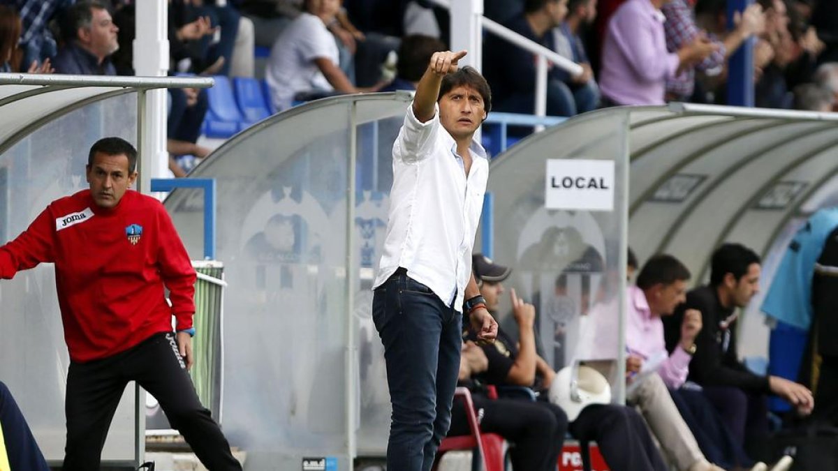 El tècnic del Lleida, Gustavo Siviero, dóna instruccions als seus jugadors durant el partit de diumenge.