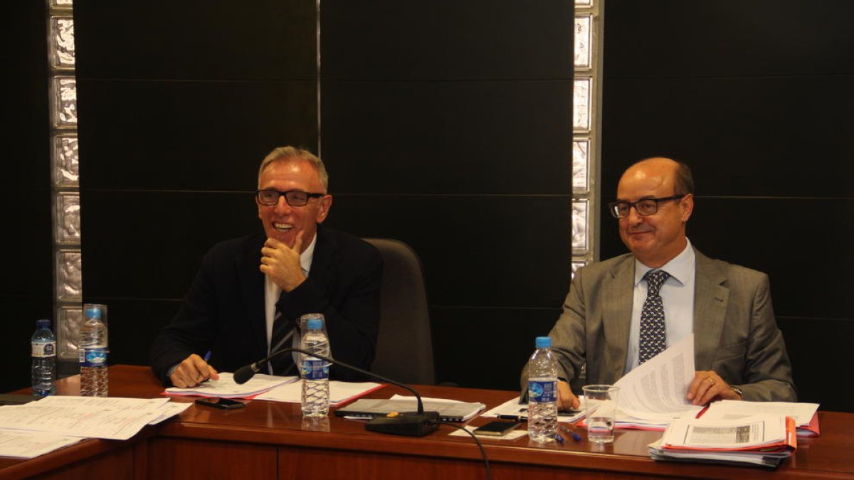 El president de l’Audiència de Lleida i el del TSJC, Jesús M. Barrientos, durant la reunió d’ahir.