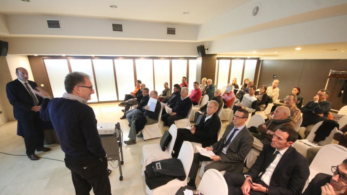 Imatge d’una reunió d’Apdef amb perjudicats per aquest frau i per abusos financers a Lleida.