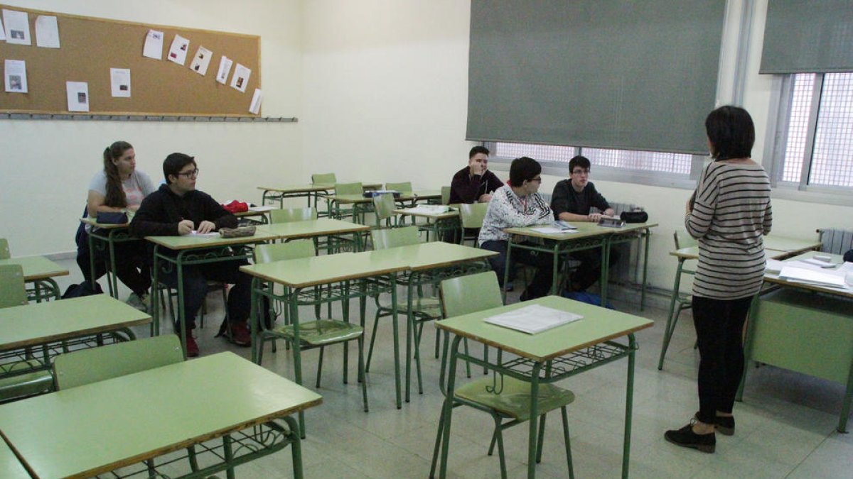 Una aula amb pocs alumnes ahir a l’institut Guindàvols de la capital, un dels que més va secundar la vaga.