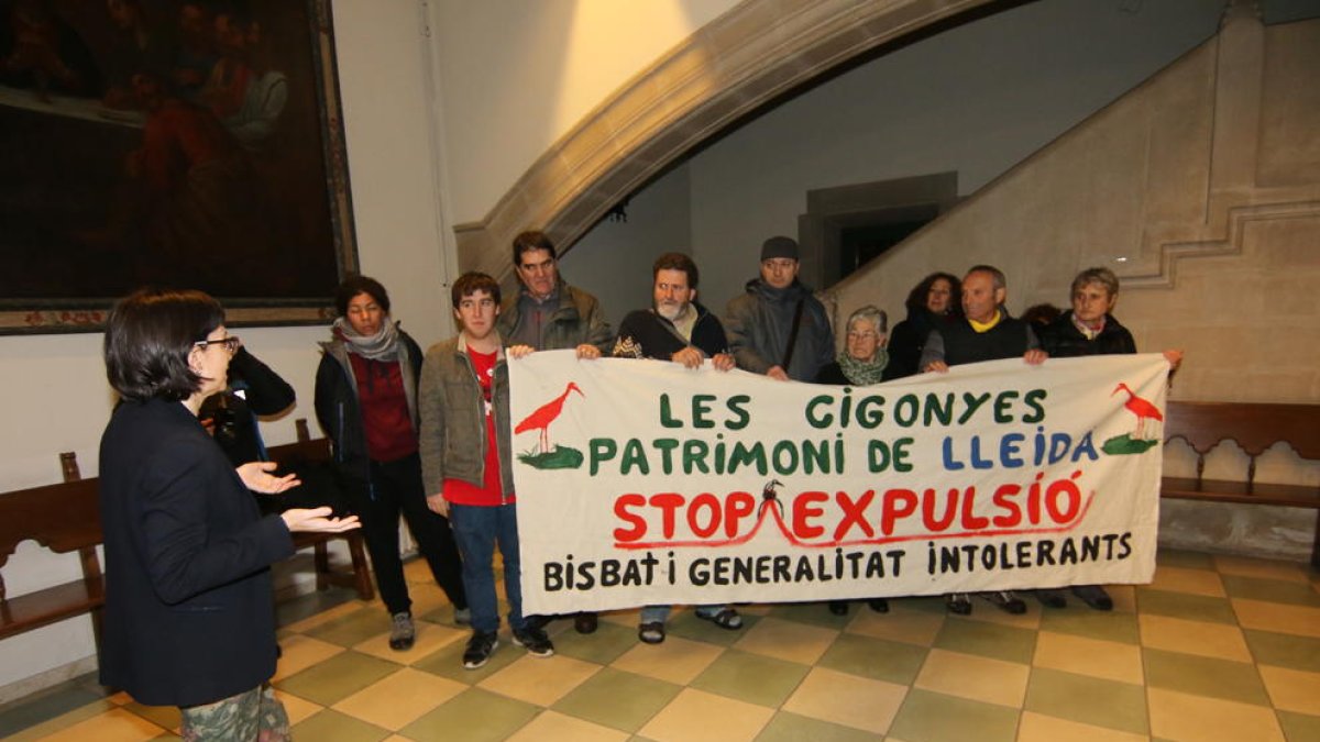 Los activistas de Ipcena desplegaron una pancarta e hicieron pintadas en la fachada del obispado.