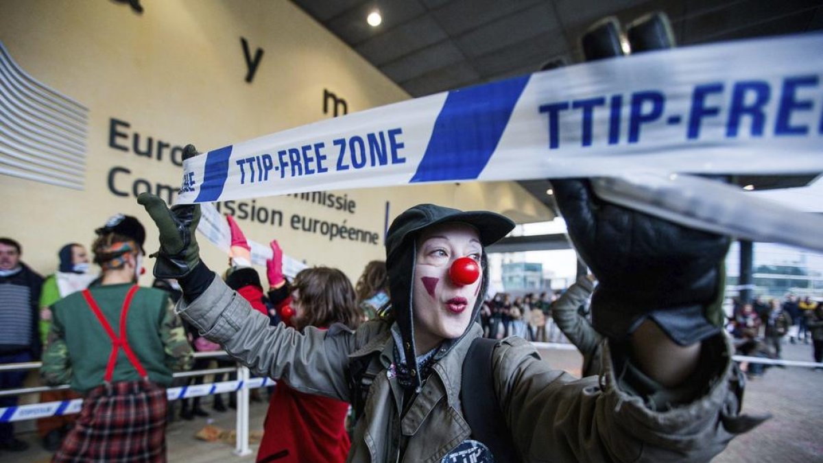 Un manifestant disfressat de pallasso participava en una protesta ahir contra el CETA.