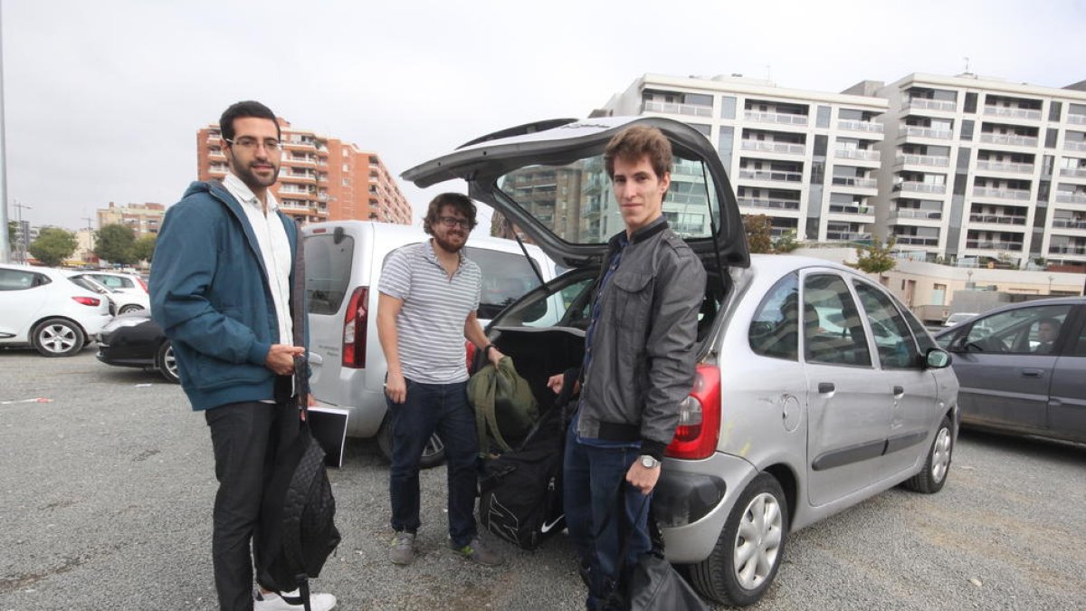 Manu, Axel i Xavi, tres lleidatans que ahir van compartir cotxe per viatjar des de Lleida fins a Barcelona a través del web de BlaBlaCar.