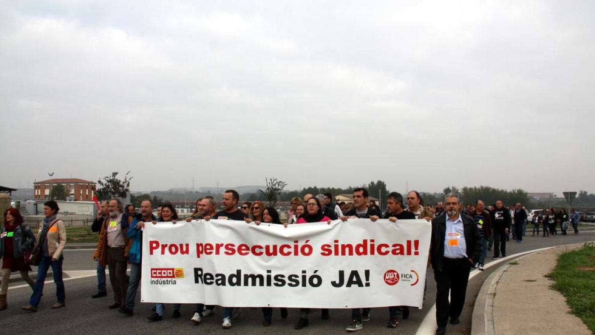 Protesta davant de Milsa per l’acomiadament d’un delegat sindical